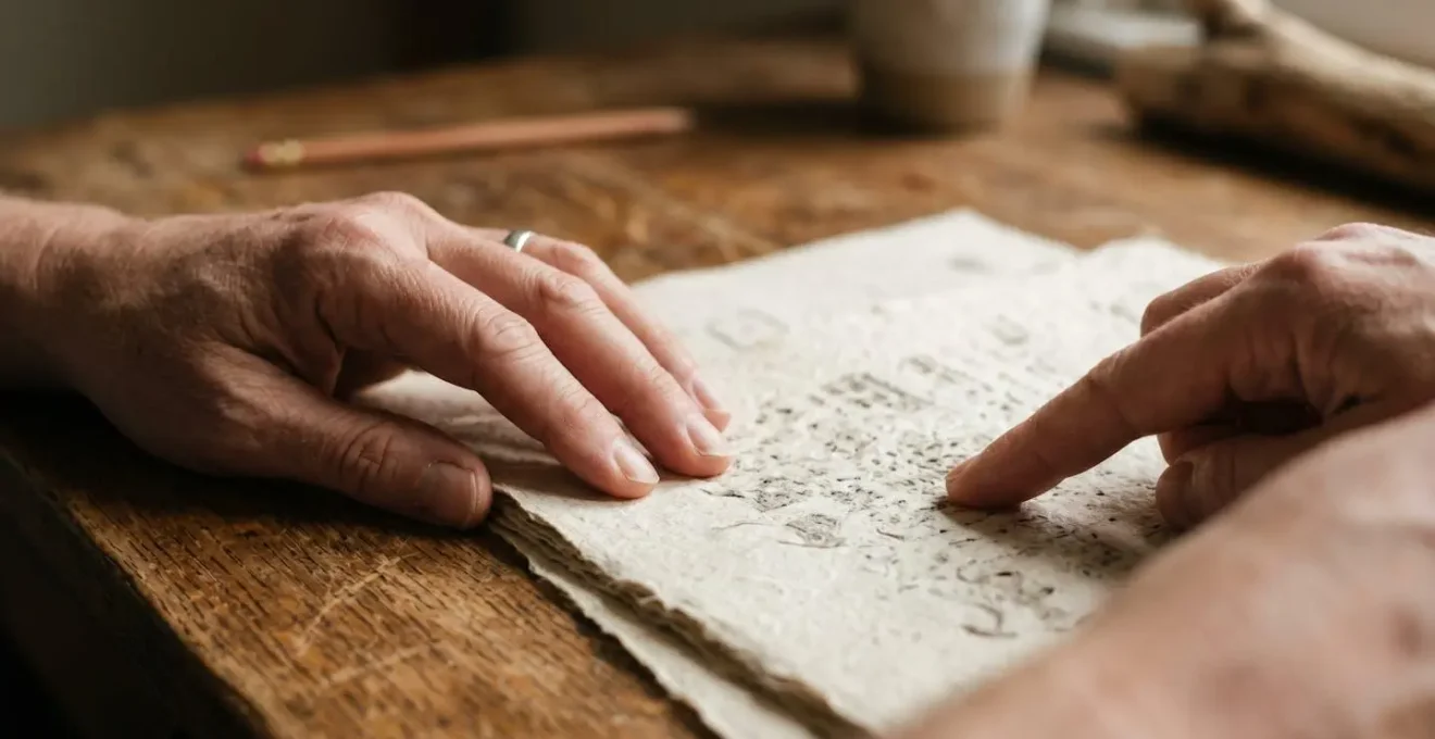 Gros plan sur des mains d'étudiant analysant des documents officiels de concours