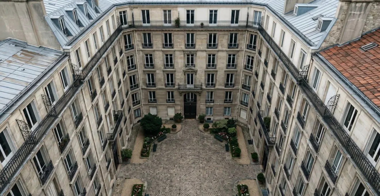 Vue architecturale d'une cour intérieure parisienne typique