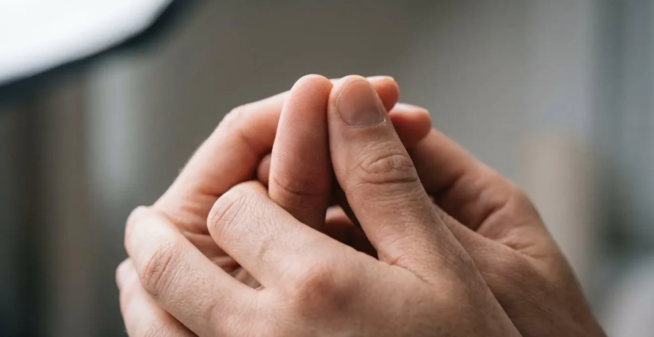 Gros plan sur des mains en position de contrôle et d'ancrage pour la gestion du stress